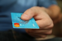 O uso do cartón para as compras subiu un 12,6% o ano pasado