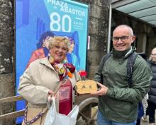 O concelleiro de Mercados, Xan Duro, participou esta mañá na entrega de agasallos a aquelas persoas que acreditaran ter feito a súa compra na Praza.